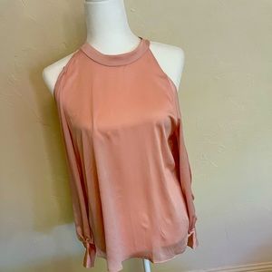Gorgeous cold shoulder blouse. Looks great with jeans for a night out.